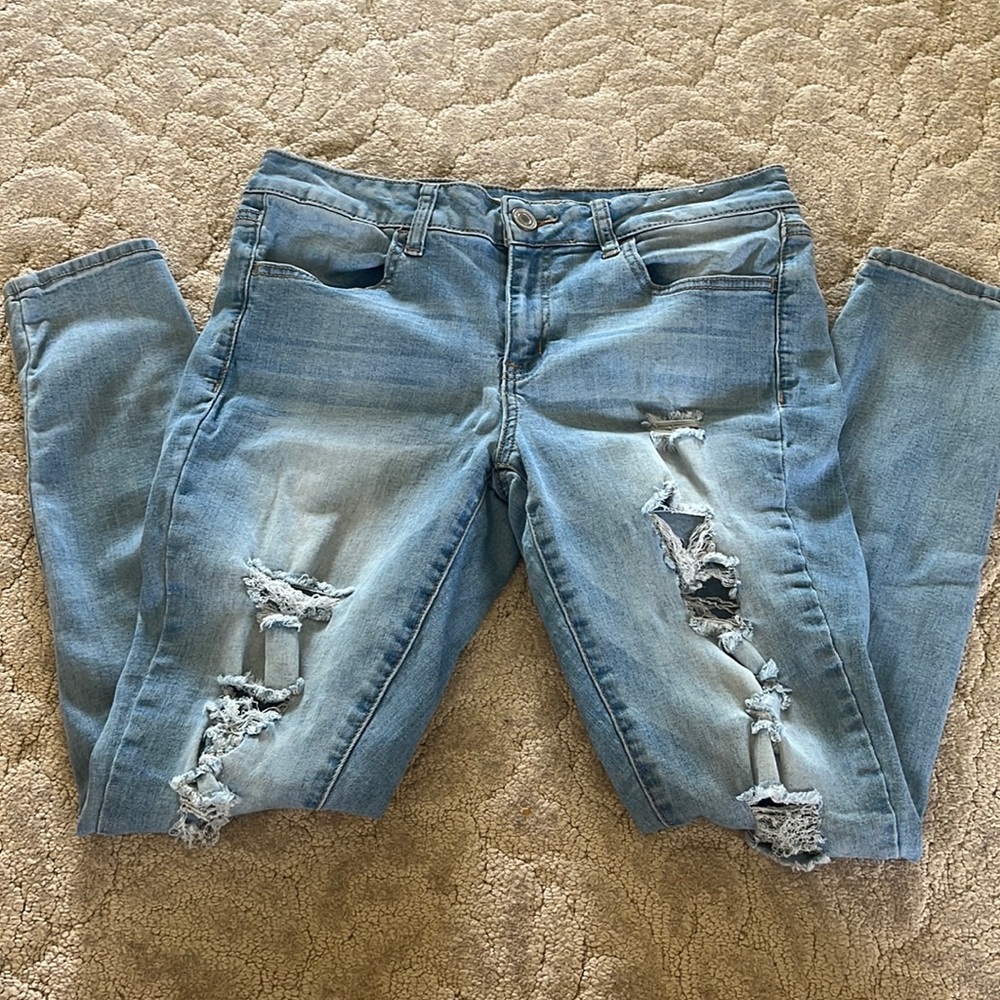 Ripped low rise jeggings. 11/30W